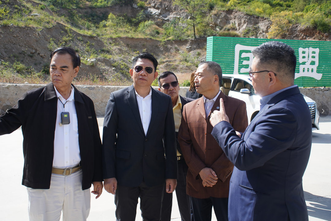 泰国SCG集团一行在公司董事长刘严蓬等高管陪同下，先后参观考察了国投盛世旗下沸石矿及沸石环保新材料生产线，详细了解到集团旗下矿山、生产车间的总体功能布局、生产工艺流程等。同时，在参观考察过程中，公司董事长刘严蓬为丹纳诺特·图尼亚蓬派邦先生等人陆续介绍了沸石项目产业规划、布局、建设进展与生产情况，让考察团充分了解到国投盛世在全球沸石行业的头部实力，为后续深入合作奠定了扎实基础。