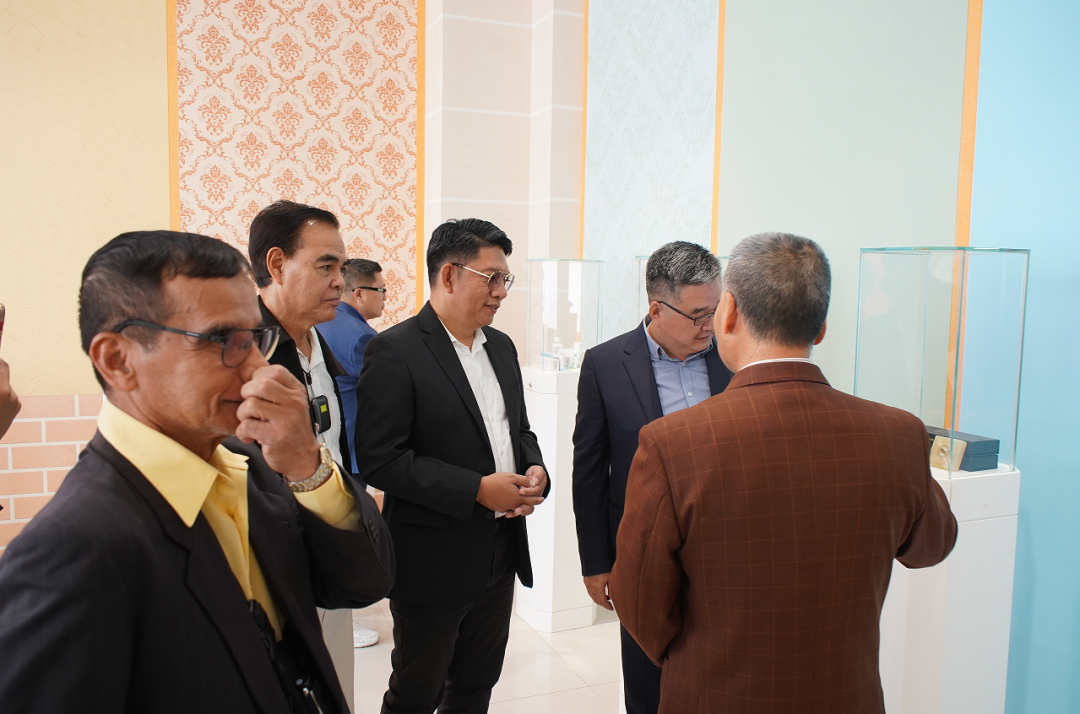 ▲公司董事长刘严蓬为SCG考察团展示沸石壁材防火试验