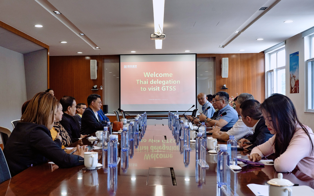 ▲国投盛世集团高管（右排）与SCG考察团（左排）开展会议