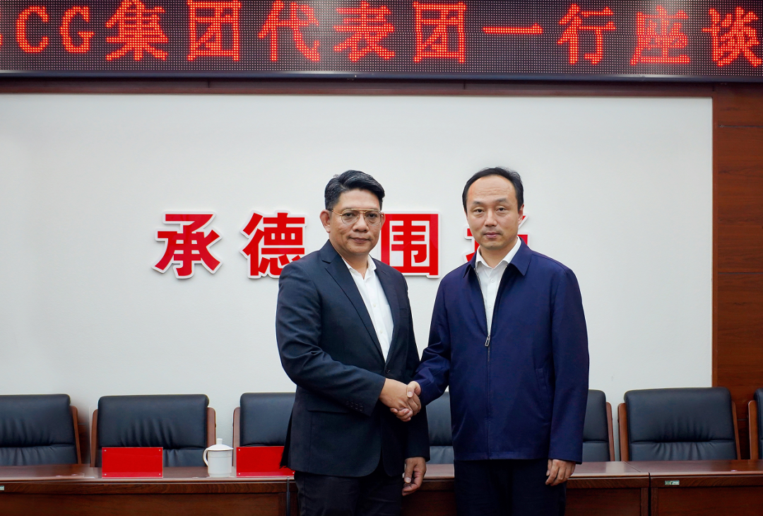 ▲围场县县委书记刘洋（右）与SCG集团总裁丹纳诺特·图尼亚蓬派邦先生（左）合影