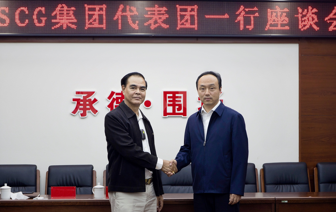 ▲围场县县委书记刘洋（右）与SCG集团佩拉什·维穆克塔洛普先生（左）合影