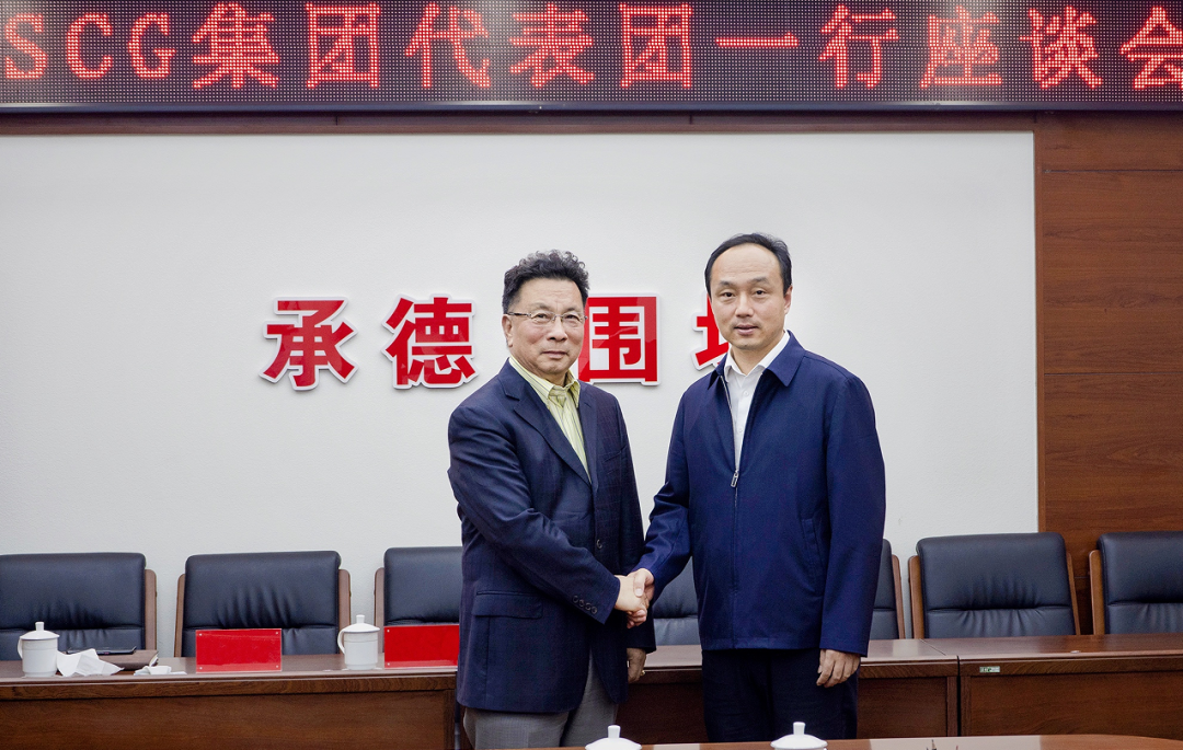 ▲围场县县委书记刘洋（右）与SCG集团佩拉什·维穆克塔洛普先生（左）合影